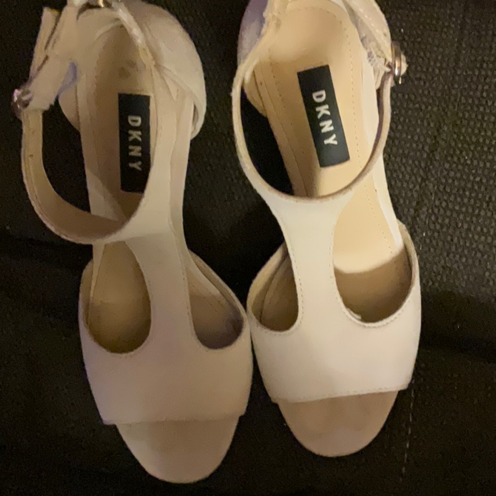 DKNY size 6 shoes tan/gold